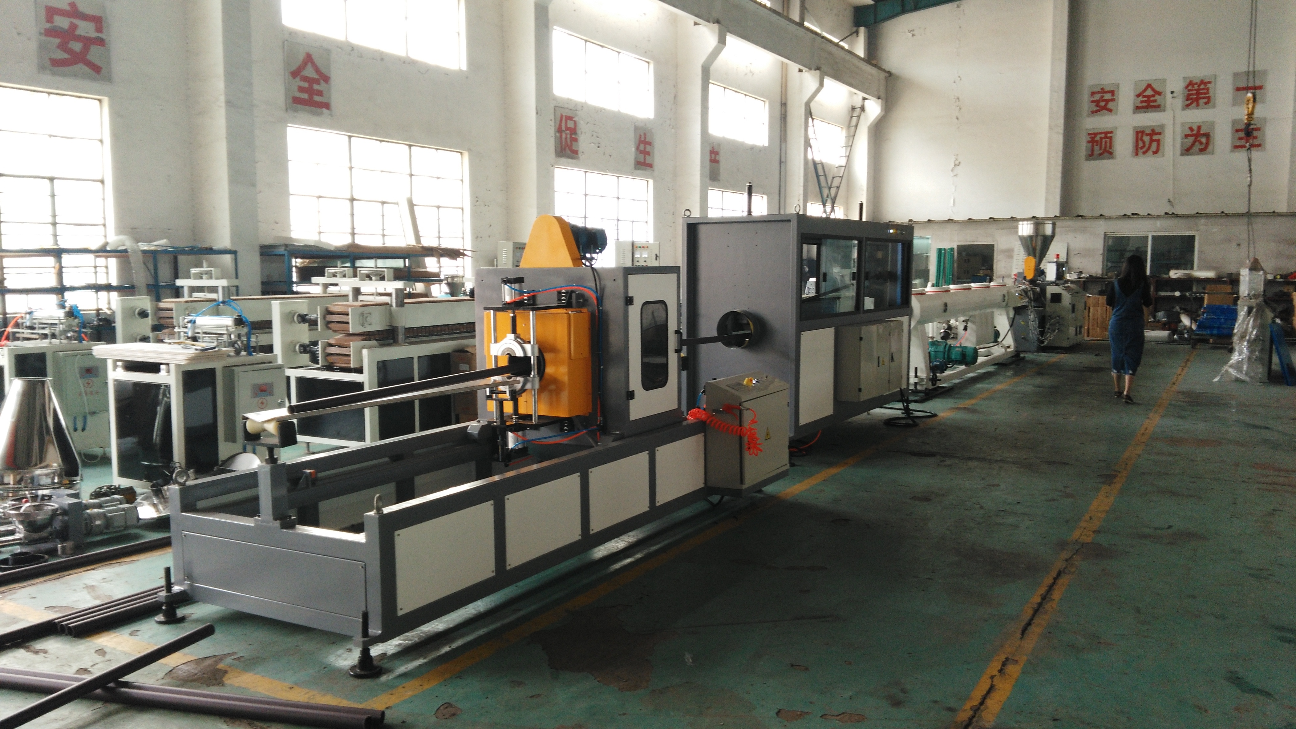 ultimo caso aziendale circa Linea di estrusione di tubi in PVC DN110  DN250