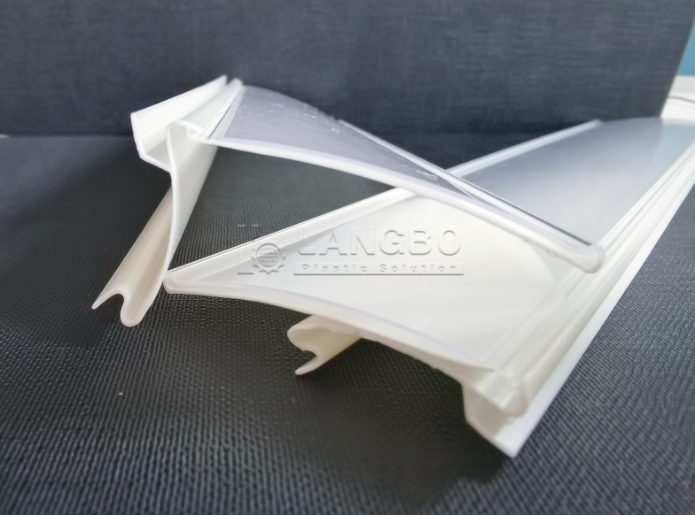 ultimo caso aziendale circa L'efficiente linea di estrussione per porta tag di prezzo in PVC sostiene il mercato al dettaglio russo