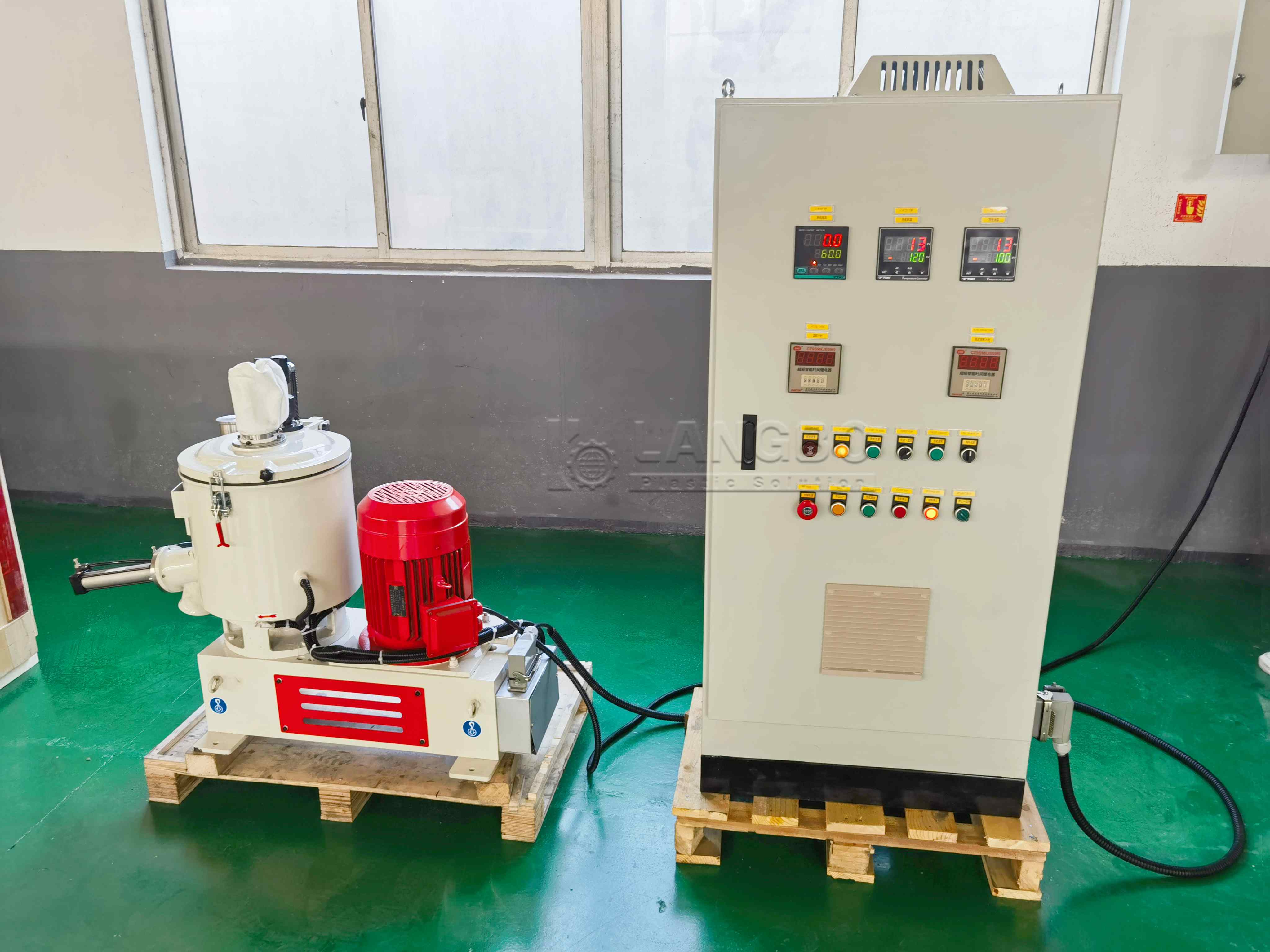 ultimo caso aziendale circa Sistema di miscelazione ad alta velocità per la produzione di tubi e profili in PVC in Algeria