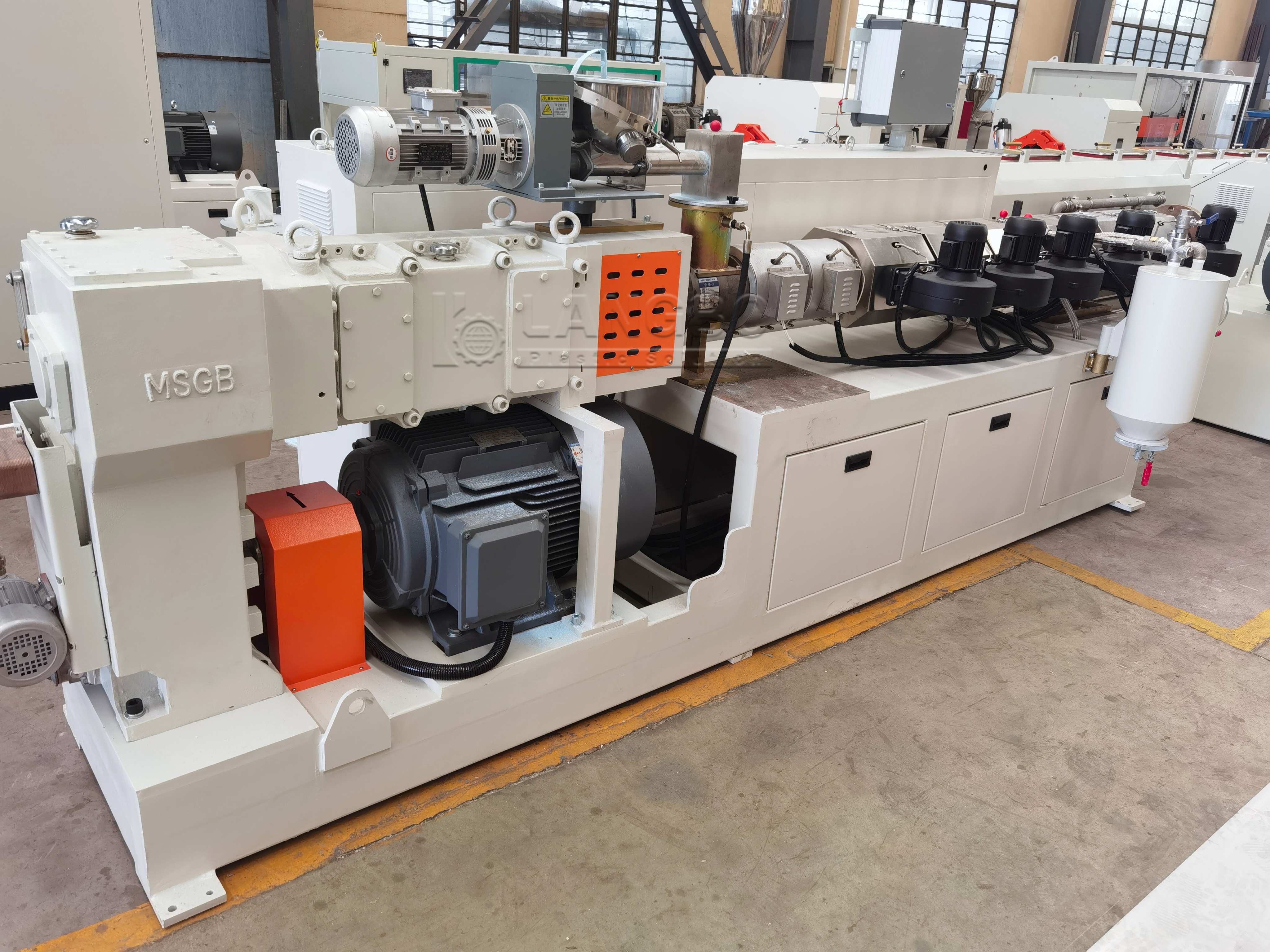 ultimo caso aziendale circa PVC Pipe Extrusion Line Project for Infrastructure Pipe Manufacturing in Algeria
