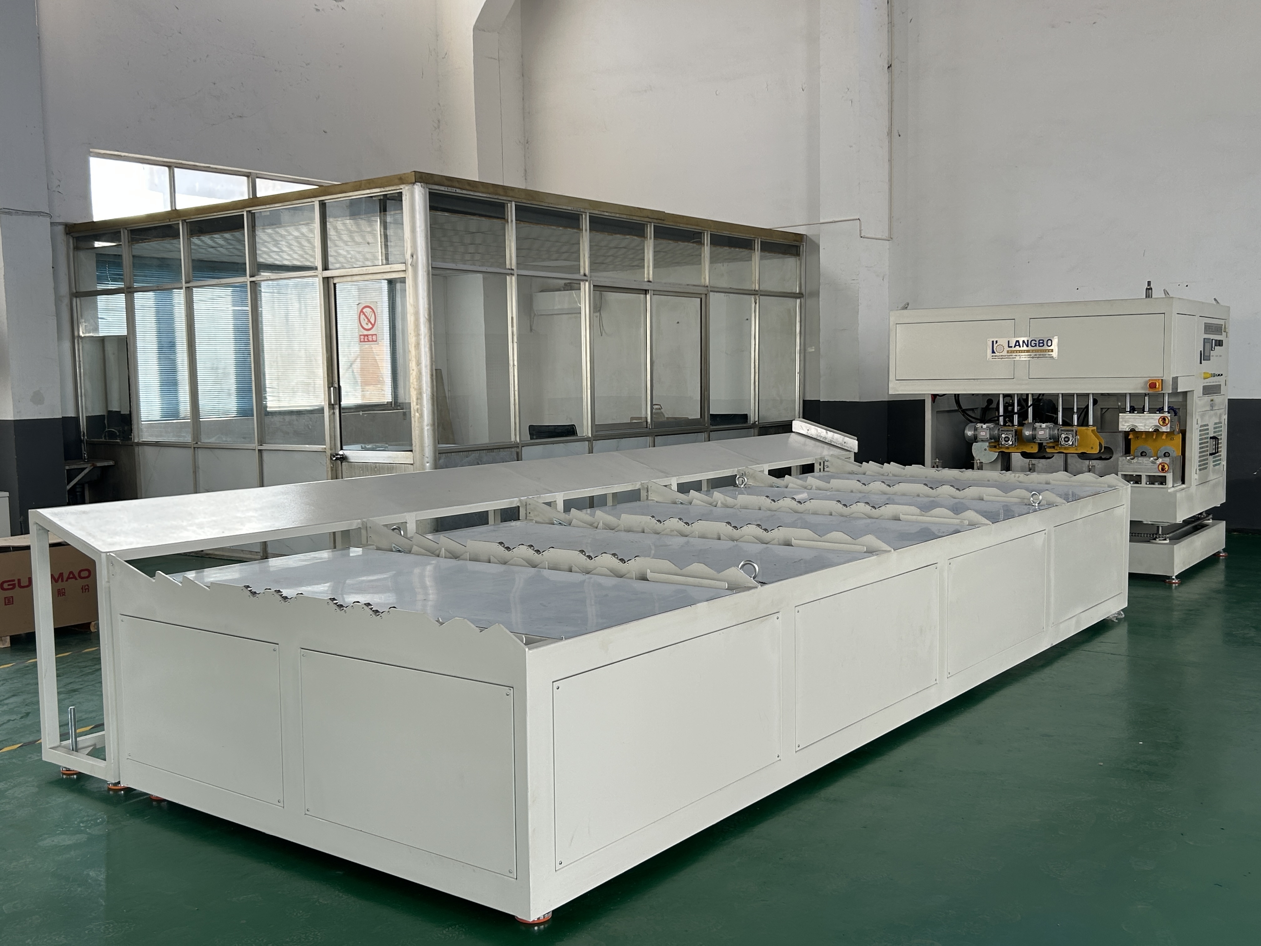 ultimo caso aziendale circa Progetto di una macchina bicchieratrice per tubi in PVC per la produzione di tubi con presa in Egitto