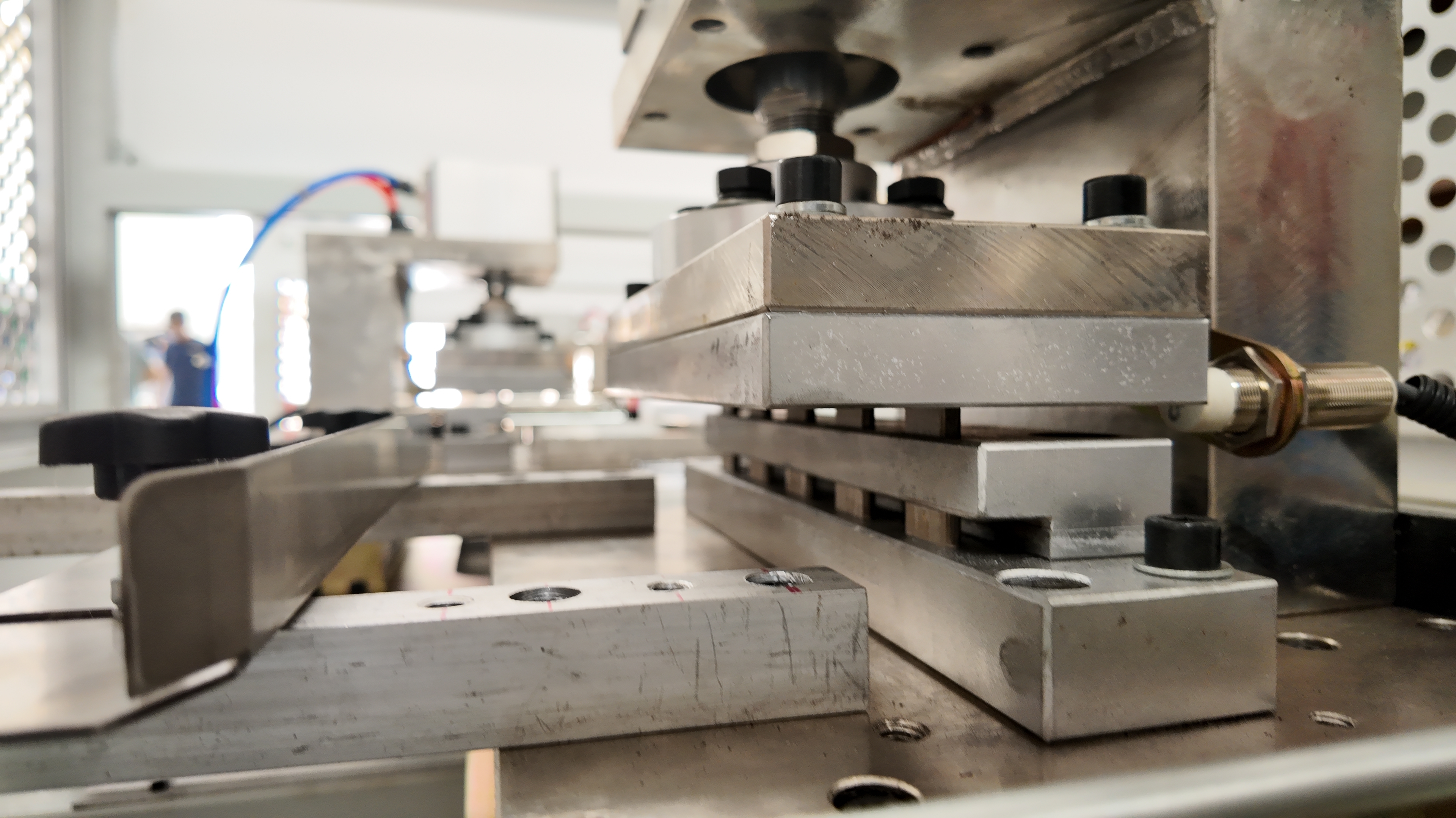 ultimo caso aziendale circa Progetto di pressa per punzonatura in plastica per la produzione di profili elettrici in Arabia Saudita