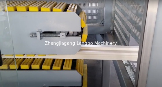 Linea di estrusione per telai di vetro in PVC con potenza motore di 22 kW e dimensioni di profilo personalizzate secondo i disegni