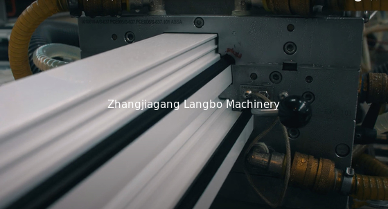 Linea automatica di estrusione di profili di plastica per finestre e rivestimenti