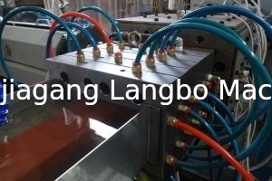 Linea all'aperto impressa 400KG/H 75KW dell'estrusione di profilo di WPC
