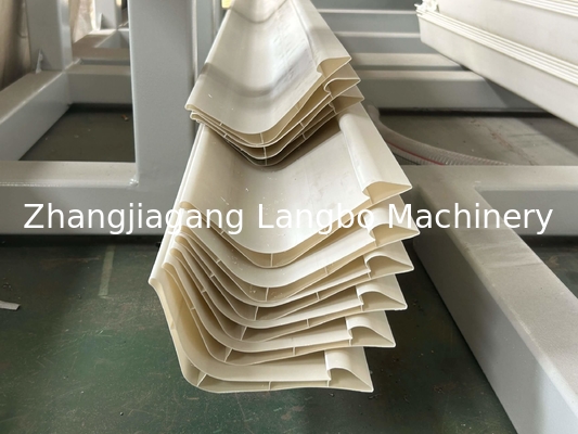 Linea di produzione di macchine di estrusione per profilo di pannelli di parete di recinzioni di vetro in PVC di plastica su misura