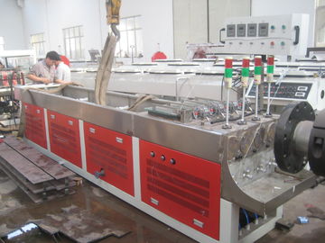 Il PVC del bene durevole quattro convoglia vite del doppio della capacità fabbricante 250KG/H/350KG/H della macchina