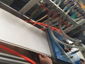 Linea di estrussione di produzione di pannelli di PVC WPC PE per profilo di soffitto per pavimenti