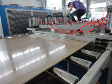 Linea di produzione di pannelli di soffitto in PVC macchina di estrusione automatica per la produzione di cartoni di plastica
