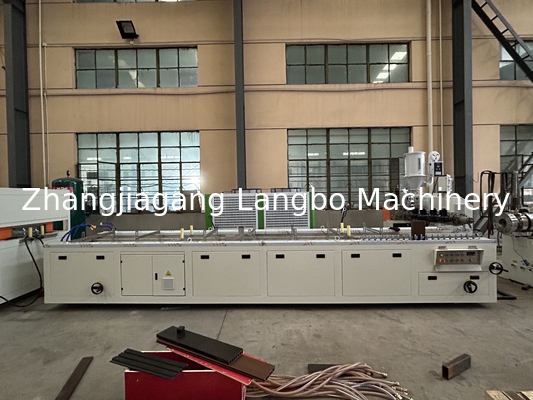 WPC Machine Legno Plastica composito pavimento vuoto pavimento massello pavimento pavimento posteriore di profilo composito Ferrovia linea di produzione di estrusione