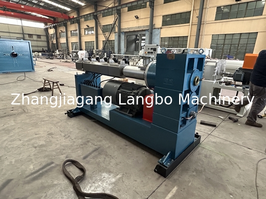 Linea di estrusione di tubi in HDPE da 16-63 mm con estrusore 65/33 con motore da 75 kW