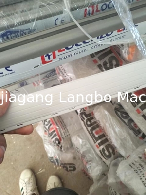 Macchina per la produzione di strisce di etichette in PVC al dettaglio e linea di estrusione per profili con estrusore a doppia vite conico a bordo liscio di larghezza uniforme
