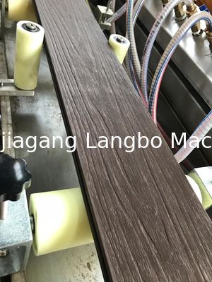 Macchina per realizzare la laminazione composita di porte di pavimentazione in legno/plastica/macchina di incisione