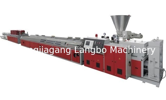 WPC Machine Legno Plastica composito pavimento vuoto pavimento massello pavimento pavimento posteriore di profilo composito Ferrovia linea di produzione di estrusione