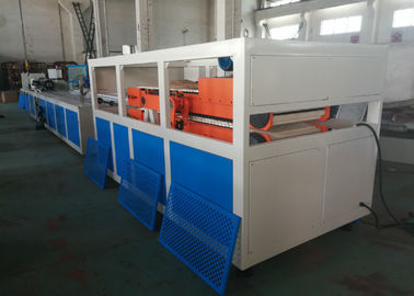 Linea di produzione di plastica di profilo della porta della finestra del PVC per il profilo della porta e della finestra