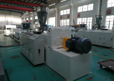 Linea di plastica dell'estrusione del tubo del PVC con la lama per sega che taglia controllato pneumatico, fabbricazione del tubo del PVC