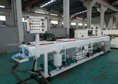 Linea di plastica dell'estrusione del tubo del PVC con la lama per sega che taglia controllato pneumatico, fabbricazione del tubo del PVC