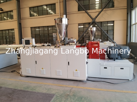 Linea di produzione di macchine per la fabbricazione di profili di porte e finestre in PVC di plastica, compresa la macchina per l'estrusione