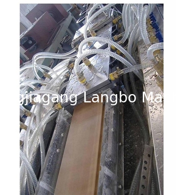 WPC Decking Flooring Post Composite Profile Rail Extrusion Production Line Machine per la fabbricazione di pavimenti