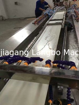 WPC Decking Flooring Post Composite Profile Rail Extrusion Production Line Machine per la fabbricazione di pavimenti