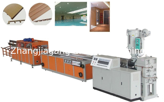 WPC Decking Flooring Post Composite Profile Rail Extrusion Production Line Machine per la fabbricazione di pavimenti
