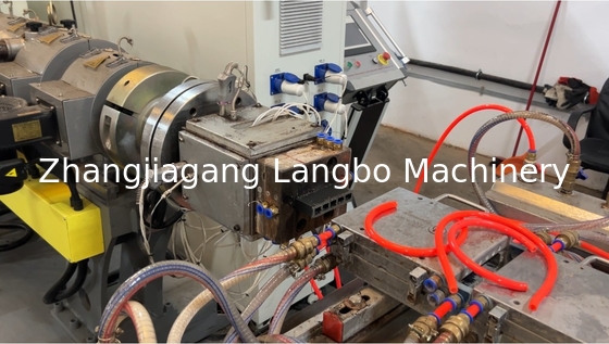 Macchina per estrusori per pannelli di parete in legno/plastica WPC/linea di estrussione