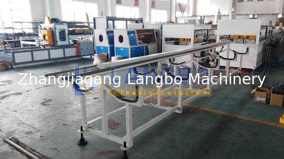 Linea di produzione per estrusione di tubi e condotti in plastica PVC CPVC UPVC per acqua ed elettricità con estrusore, traino e taglio