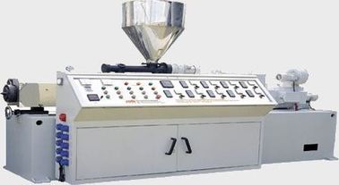 Linea dell'estrusione del tubo del PVC di Ø20-50mm, 250kg/tubo di plastica di H che fa completamente automatico a macchina