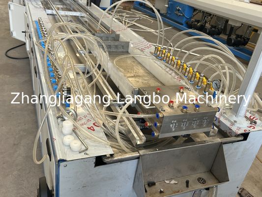 Linea di produzione per estrusione di battiscopa in PVC con base in plastica a doppia vite conica