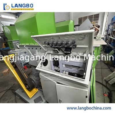 Trituratore a singolo albero per pallet di rifiuti di secchi in HDPE, grandi serbatoi di plastica