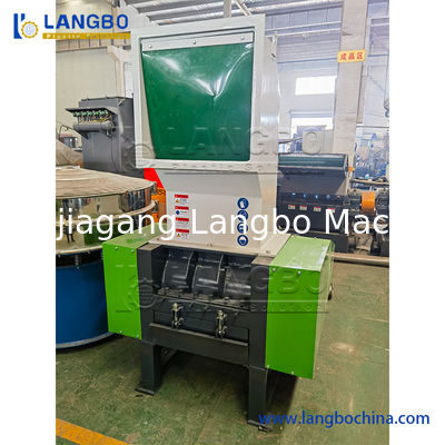 Macchina frantumatore di rifiuti in scaglie, grumi, fogli, tubi, materiale di scarto. Macchina per la produzione di macinazione. Bottiglie in PP, PE, PET, film di scarto di plastica. Macchina per la frantumazione e il riciclaggio.