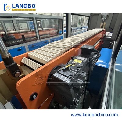 Linea di estrusione del pannello di decorazione in PVC.