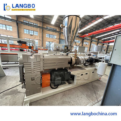 Linea di produzione del pannello di parete dello speciale WPC con l'estrusore a vite gemellato conico