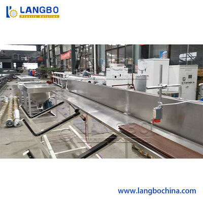 Linea di produzione del pannello di parete dello speciale WPC con l'estrusore a vite gemellato conico