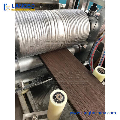 Linea di produzione del pannello di parete dello speciale WPC con l'estrusore a vite gemellato conico