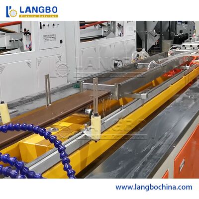 Linea di produzione del pannello di parete dello speciale WPC con l'estrusore a vite gemellato conico