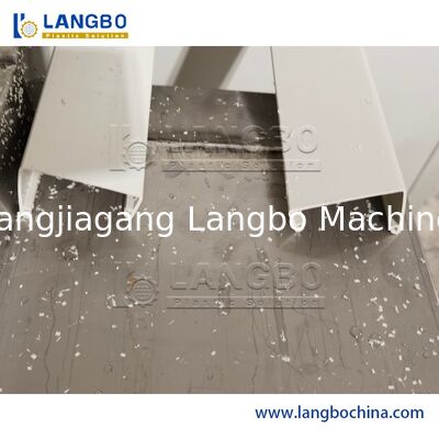 Macchina per la produzione di canaline per cavi in PVC con profilo da 1180 mm, con tavolo di calibratura da 8 m ed estrusore a doppia vite conica 55/110