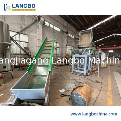 Linea di riciclaggio PET con capacità 300-5000 kg/h, dimensione scaglie 14 mm e tensione 380 V per il riciclaggio di bottiglie in PET