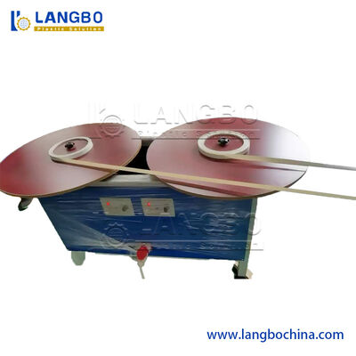 Macchina per la produzione di strisce di bordatura in PVC con venature del legno