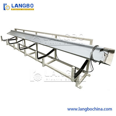 Macchina per la produzione di estrusori bivite conici per profili di canaline per cavi in PVC