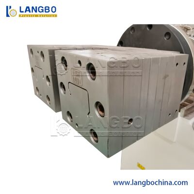 Macchina per la produzione di estrusori bivite conici per profili di canaline per cavi in PVC