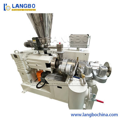 Macchina per la produzione di profili di cavi in PVC