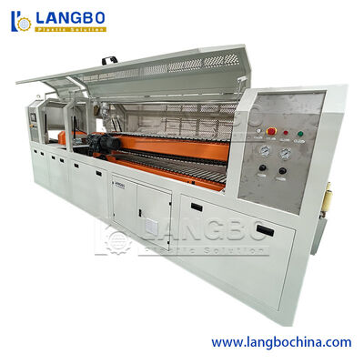 Macchina per la produzione di profili di cavi in PVC