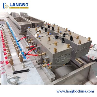 Macchina per la produzione di profili di cavi in PVC