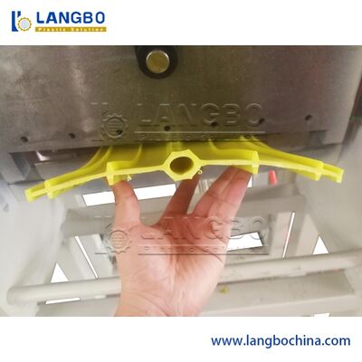 Macchina per la produzione di profili angolari in plastica PC PP PVC per strisce di tenuta morbida