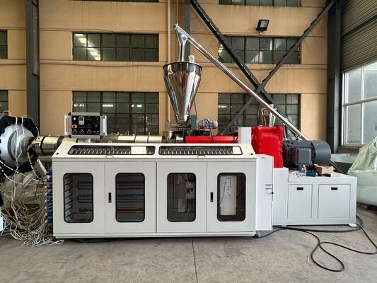 Fabbrica avanzata di macchine per la fabbricazione di UPVC in plastica in Cina