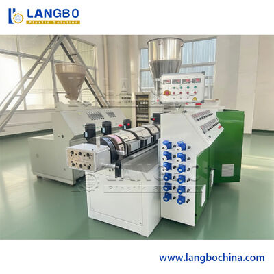 Linea di estrusione del pannello di decorazione in PVC.