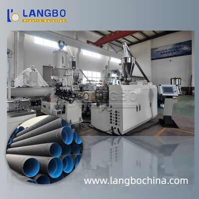 Linea di produzione di profili in PVC. Unità di taglio di calibrazione dell'estrusore.