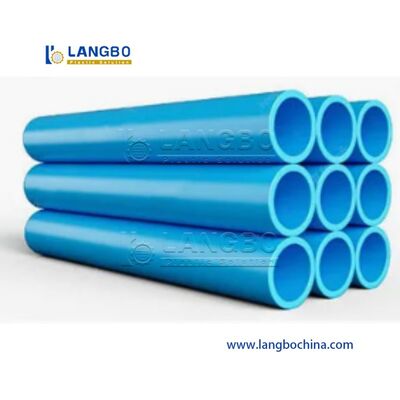 Linea di estrusione di tubi in PVC. Diametro 16 ′′ 630 mm, sistema di raffreddamento uniforme.