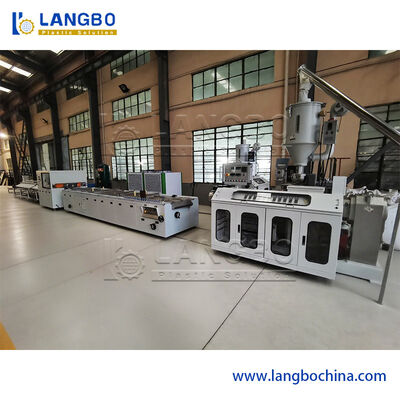 WPC Decking Machine. Controllato raffreddamento per ridurre la deformazione della tavola